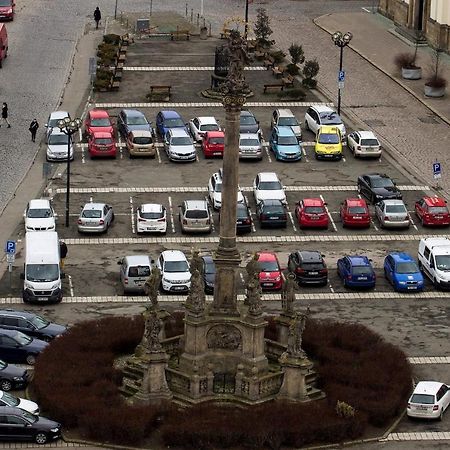 Apartman V Centru Na Velkem Namesti Hradec Králové Exteriör bild