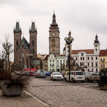 Apartman V Centru Na Velkem Namesti Hradec Králové Exteriör bild