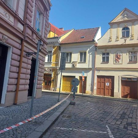 Apartman V Centru Na Velkem Namesti Hradec Králové Exteriör bild