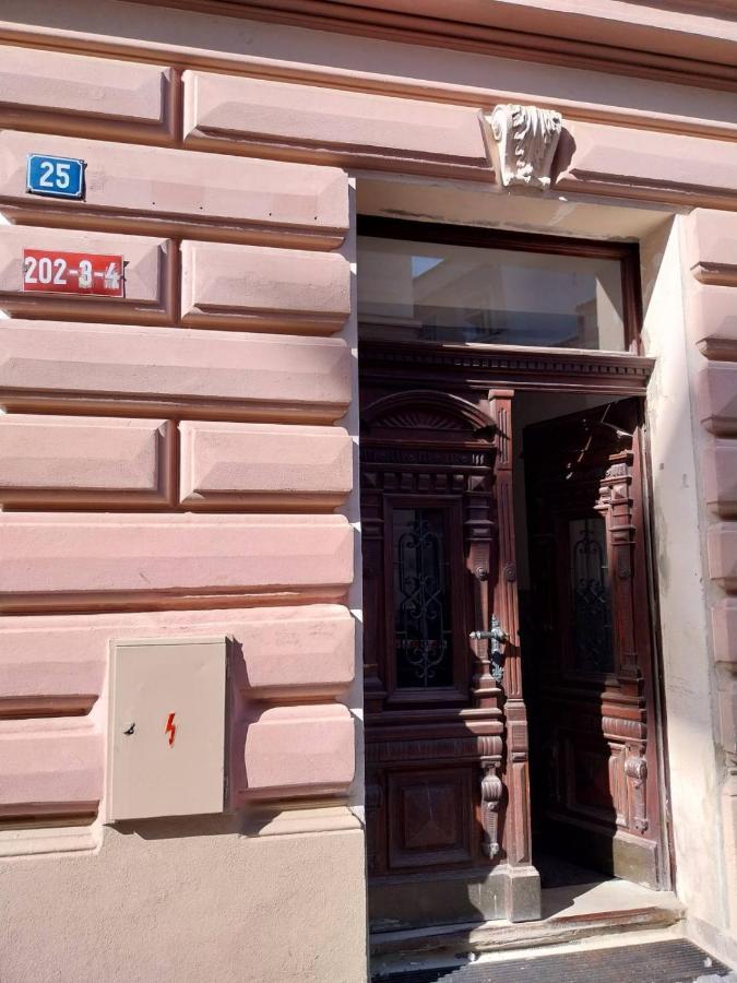 Apartman V Centru Na Velkem Namesti Hradec Králové Exteriör bild