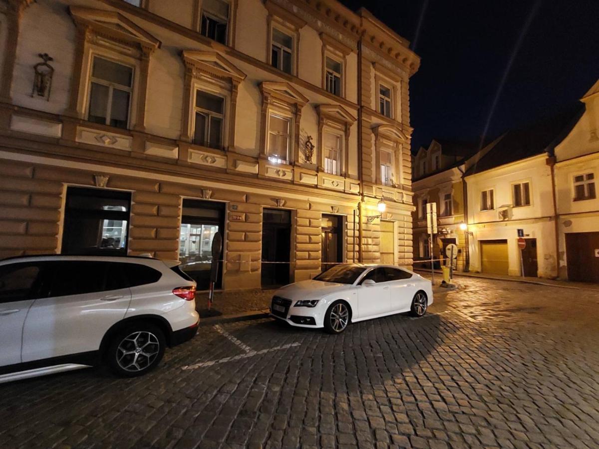 Apartman V Centru Na Velkem Namesti Hradec Králové Exteriör bild