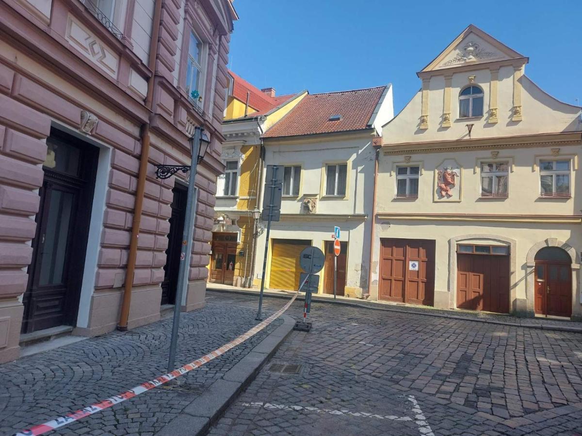 Apartman V Centru Na Velkem Namesti Hradec Králové Exteriör bild