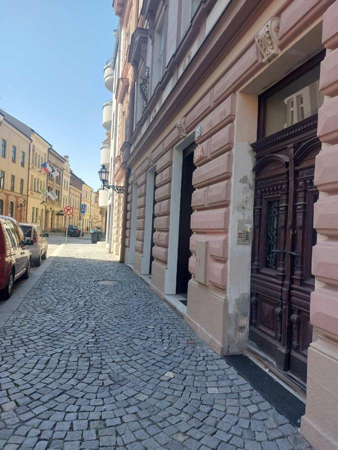 Apartman V Centru Na Velkem Namesti Hradec Králové Exteriör bild